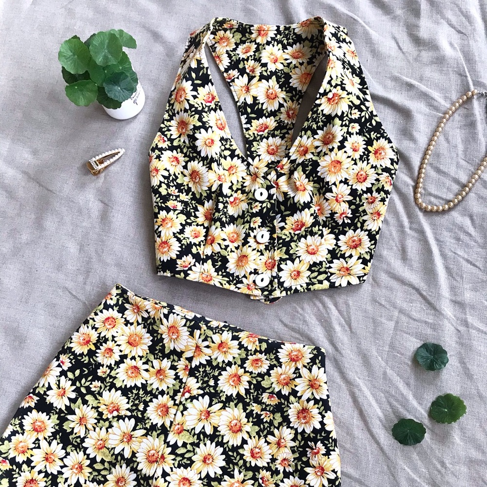 PRICE FIRM 🌼Daisy Top/Short - SET 🌼 - Picture 2 of 3